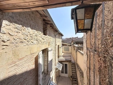 Maison de caractère avec éléments médiévaux – 241 m² – 6 chambres – Cour et terrasse – Centre historique