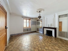 Maison de caractère avec éléments médiévaux – 241 m² – 6 chambres – Cour et terrasse – Centre historique