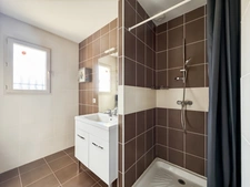 Maison récente plain-pied 3 chambres avec véranda dans un cadre paisible