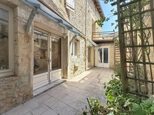 Maison de caractère avec éléments médiévaux – 241 m² – 6 chambres – Cour et terrasse – Centre historique