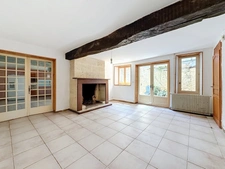 Maison de caractère avec éléments médiévaux – 241 m² – 6 chambres – Cour et terrasse – Centre historique