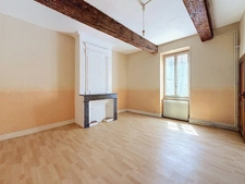 Maison de caractère avec éléments médiévaux – 241 m² – 6 chambres – Cour et terrasse – Centre historique