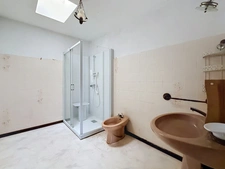 Maison de ville 90 m² – Grand séjour avec mezzanine – 2 chambres – Deux garages et cave – Centre de Sainte-Foy-la-Grande
