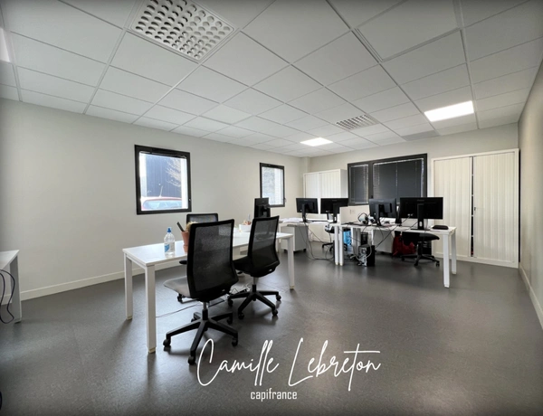 BUREAUX de 135m2  à louer VALLET (44) zone des Dorices - bâtiment professionnel récent en parfait état. 