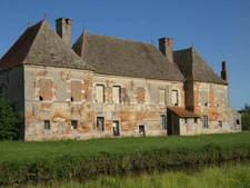 Château du XVIe Siècle au coeur de la Bourgogne à Restaurer - Idéal pour Investisseurs