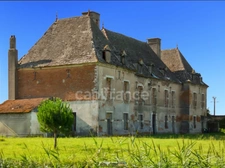 Château du XVIe Siècle au coeur de la Bourgogne à Restaurer - Idéal pour Investisseurs
