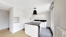 Renovated 5-room family apartment with large balcony – Tree-lined residence – Lyon 9th arrondissement, Saint-Rambert