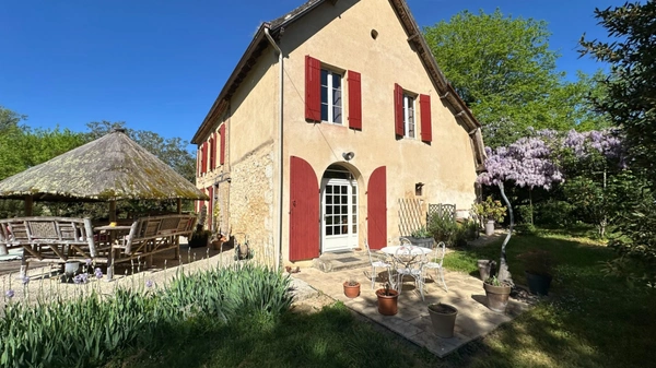 Domaine de 11 hectares avec vue dominante et ensemble de deux habitations aux portes de Bergerac (24)