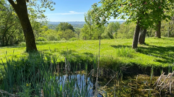 Domaine de 11 hectares avec vue dominante et ensemble de deux habitations aux portes de Bergerac (24)