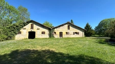 Domaine de 11 hectares avec vue dominante et ensemble de deux habitations aux portes de Bergerac (24)