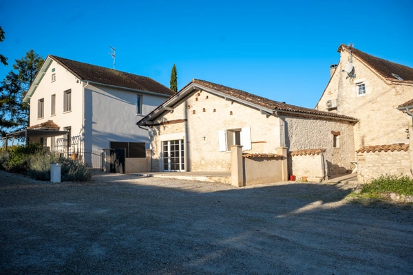 ENSEMBLE IMMOBILIER DE CARACTÈRE AVEC 4 HABITATIONS ET 2 PISCINES – POMPORT (24240)