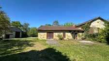 Domaine de 11 hectares avec vue dominante et ensemble de deux habitations aux portes de Bergerac (24)