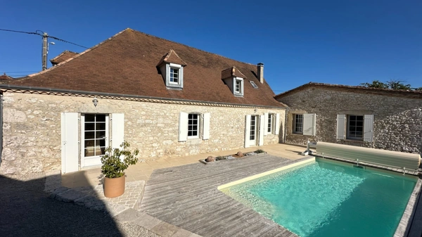 ENSEMBLE IMMOBILIER DE CARACTÈRE AVEC 4 HABITATIONS ET 2 PISCINES – POMPORT (24240)
