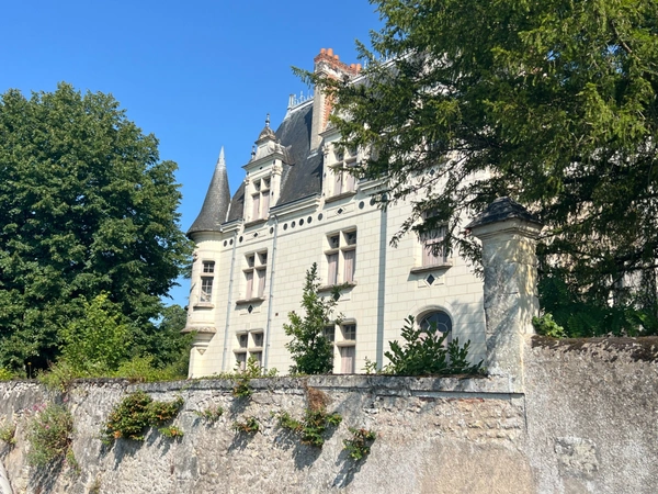 Sublime château édifié au XVI°et remanié au XIX° surblomblant la vallée de la Loire entre Amboise et Tours