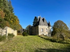 Sublime château édifié au XVI°et remanié au XIX° surblomblant la vallée de la Loire entre Amboise et Tours