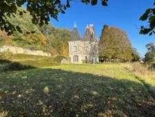 Sublime château édifié au XVI°et remanié au XIX° surblomblant la vallée de la Loire entre Amboise et Tours
