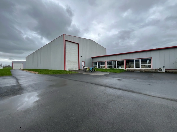 Ensemble immobilier hangars de stockages et bureaux à 35km de Tours