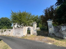 Sublime château édifié au XVI°et remanié au XIX° surblomblant la vallée de la Loire entre Amboise et Tours