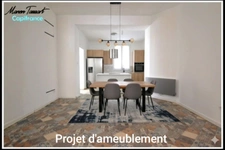 Maison de ville de 102m² en semi plain pied, 2 chambres, 1 bureau avec garage, cour et jardinet.