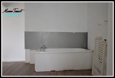Maison de ville de 102m² en semi plain pied, 2 chambres, 1 bureau avec garage, cour et jardinet.