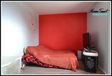 Maison de ville de 102m² en semi plain pied, 2 chambres, 1 bureau avec garage, cour et jardinet.