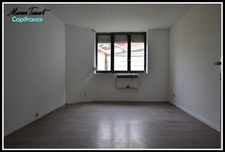 Maison de ville de 102m² en semi plain pied, 2 chambres, 1 bureau avec garage, cour et jardinet.