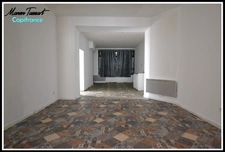 Maison de ville de 102m² en semi plain pied, 2 chambres, 1 bureau avec garage, cour et jardinet.