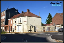 Maison de ville de 102m² en semi plain pied, 2 chambres, 1 bureau avec garage, cour et jardinet.
