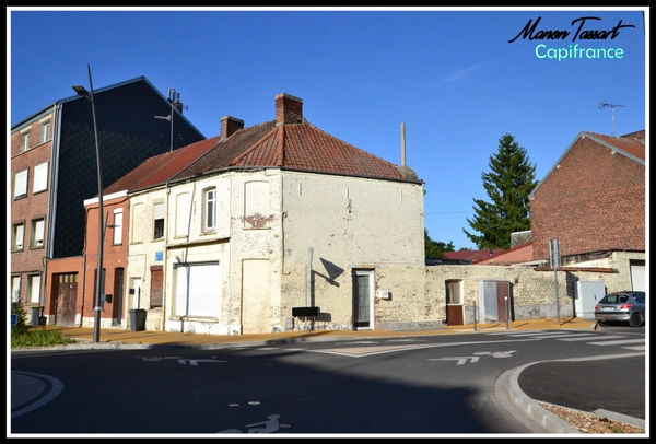 Maison de ville de 102m² en semi plain pied, 2 chambres, 1 bureau avec garage et cour.