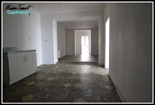 Maison de ville de 102m² en semi plain pied, 2 chambres, 1 bureau avec garage, cour et jardinet.