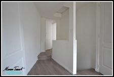Maison de ville de 102m² en semi plain pied, 2 chambres, 1 bureau avec garage, cour et jardinet.