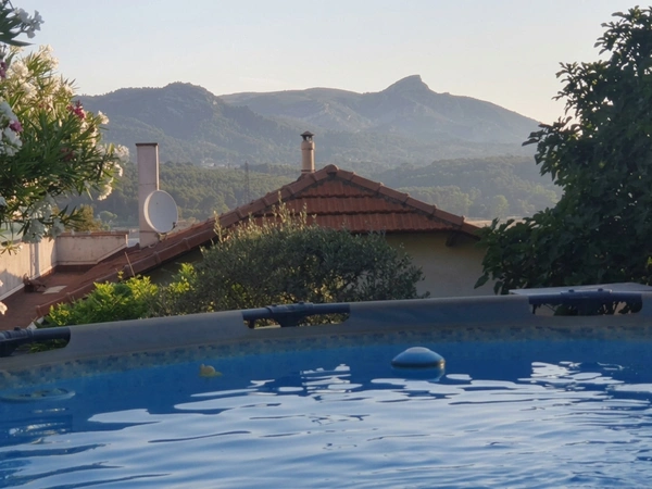 Dpt Bouches du Rhône (13), à vendre LA PENNE SUR HUVEAUNE VILLA P4 de 90 m² vue panoramique avec piscine,  studio en dépendance sur Terrain de 650 m² 