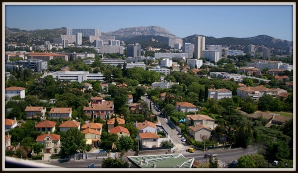 Dpt Bouches du Rhône (13), à louer MARSEILLE 9EME ARRONDISSEMENT appartement T3 de 57m²avec balcons   