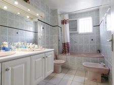 Dpt Bouches du Rhône (13), à vendre  maison P6 environ 90 m² avec jardin  