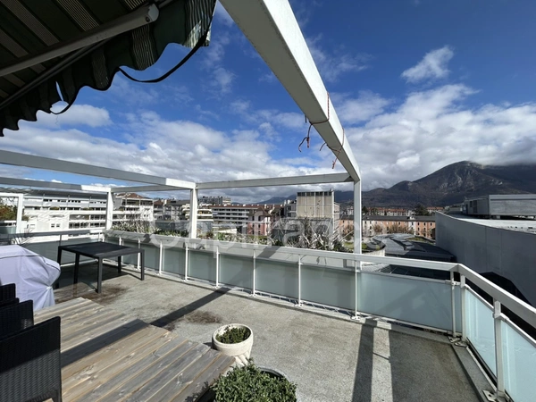 Rare T5 duplex en attique, garage, hypercentre ANNECY Courier (74)
