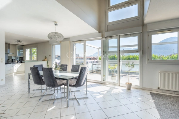 Rare T5 duplex en attique, garage, hypercentre ANNECY (74)
