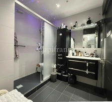 Appartement T2 de 69 m², dernier étage avec balcons, cave et garage locatif – Hypercentre Aix-les-Bains (73)