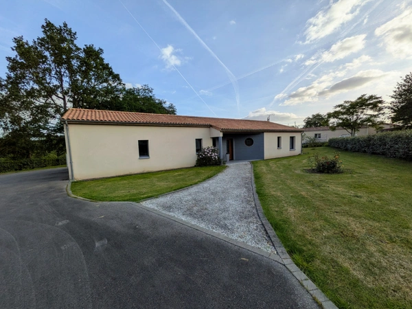 Maison à vendre 122m2 -  NUEIL LES AUBIERS (79)