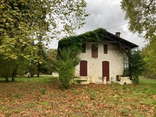 Un domaine de pierre de 160 m² env. à rénover sur 15950 m² de forets préservées, Un havre rare entre ciel et pins !