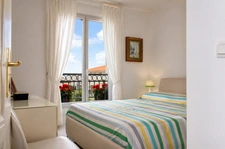 Dpt Alpes Maritimes (06), for sale JUAN LES PINS apartment T2, sea view, beach