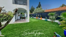 À vendre à Fréjus (83), dans le Var : magnifique rez-de-villa de 4 pièces, indépendant avec jardin privatif de 193 m², proche plages et Port-Fréjus. Confort moderne, calme et prestations de qualité