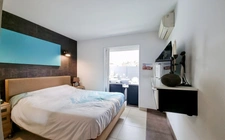 À vendre à Fréjus (83), dans le Var : magnifique rez-de-villa de 4 pièces, indépendant avec jardin privatif de 193 m², proche plages et Port-Fréjus. Confort moderne, calme et prestations de qualité