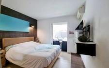 À vendre à Fréjus (83), dans le Var : magnifique rez-de-villa de 4 pièces, indépendant avec jardin privatif de 193 m², proche plages et Port-Fréjus. Confort moderne, calme et prestations de qualité