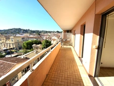 VALLAURIS Deux pièces avec cave et parking