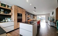 À vendre à Fréjus (83), dans le Var : magnifique rez-de-villa de 4 pièces, indépendant avec jardin privatif de 193 m², proche plages et Port-Fréjus. Confort moderne, calme et prestations de qualité