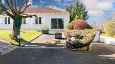 Maison de plain Pied de 104 m² - 7 pièces -  5 chambres - Véranda - Garage - sur parcelle de Terrain Clos de 1500 m² - MAGNAC LAVAL (87)