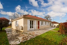 Maison de plain Pied de 104 m² - 7 pièces -  5 chambres - Véranda - Garage - sur parcelle de Terrain Clos de 1500 m² - MAGNAC LAVAL (87)
