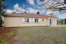 Maison de plain Pied de 104 m² - 7 pièces -  5 chambres - Véranda - Garage - sur parcelle de Terrain Clos de 1500 m² - MAGNAC LAVAL (87)