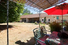 Maison en Pierre de Charme et de Caractère - 5 pièces - 2 Chambres - Dépendances - Terrain 1039 m² -  COULONGES LES HEROLLES  (86)