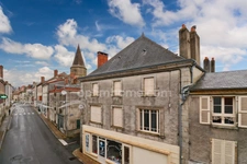 Maison de charme  de 104 m² - 4 pièces - 3 chambres ave cour et garage -  MAGNAC LAVAL (87)